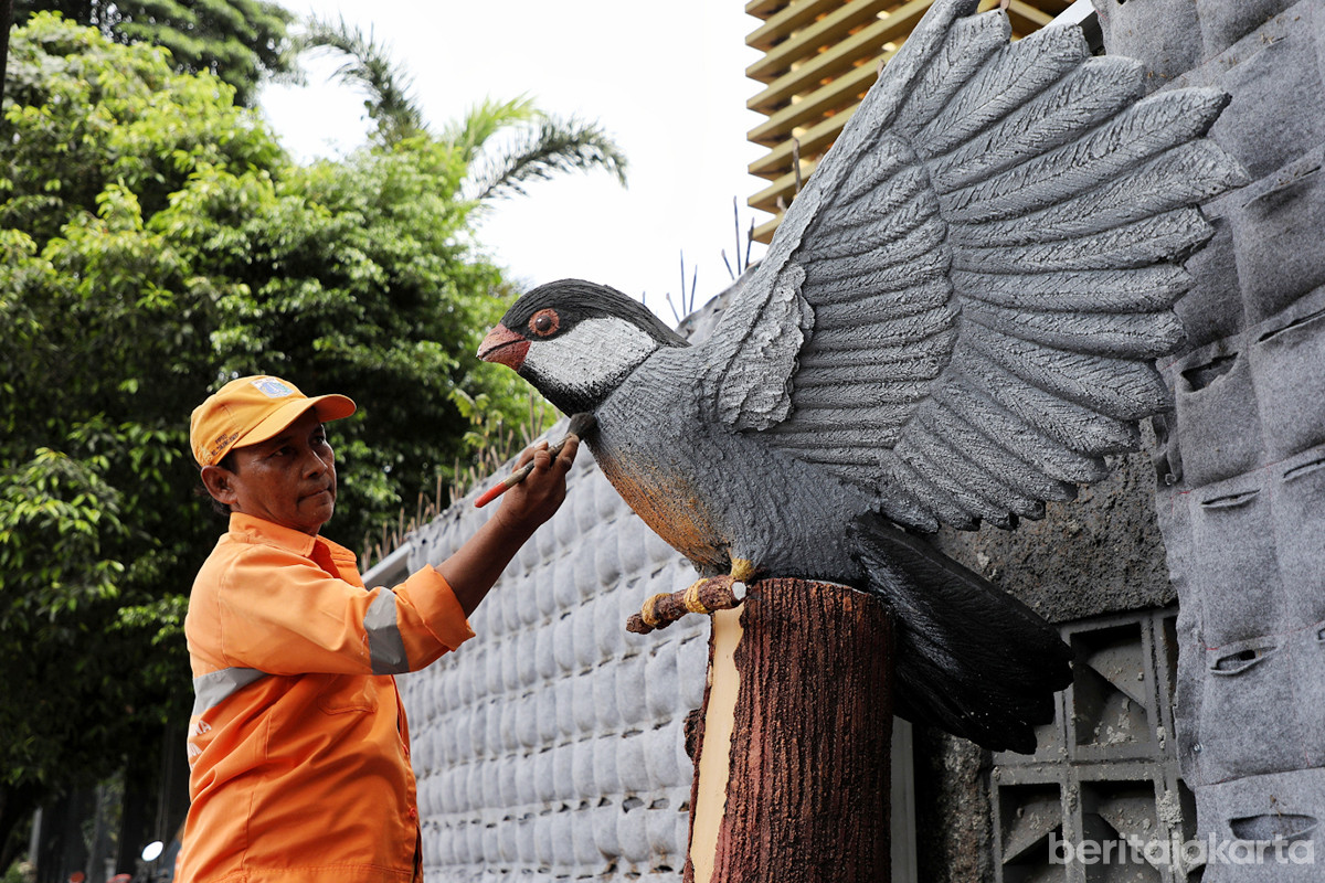 Petugas melakukan penataan kawasan di Tanjung Barat, Jakarta Selatan