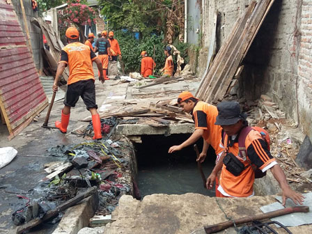 PPSU Kebon Melati Keruk Sedimentasi Saluran Air Jl Indra Giri