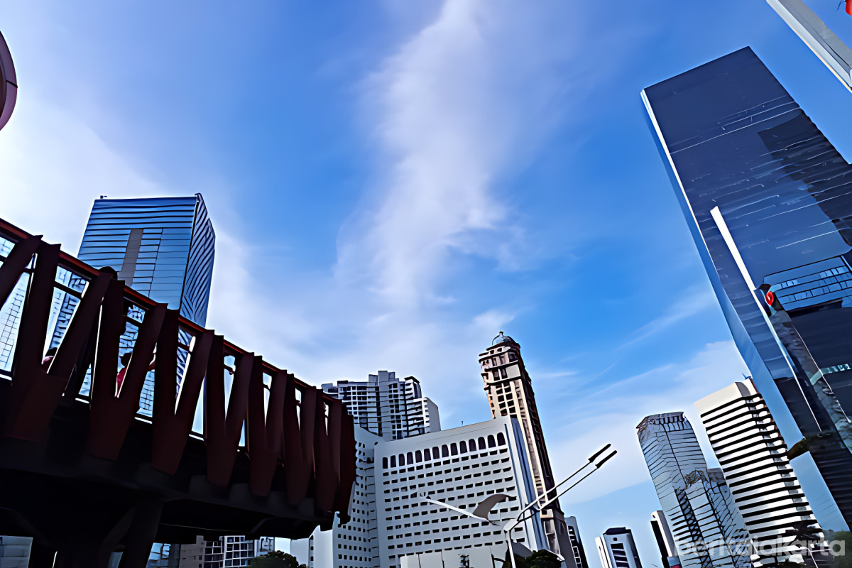 Gedung perkantoran dengan latar belakang cuaca cerah