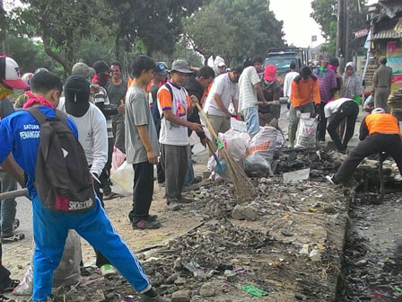 Petugas ppsu jagakarsa bersihkan saluran