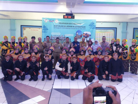 Seko Jakbar Lepas Siswa SMPI Al Azhar Festival Folklore di Polandia 