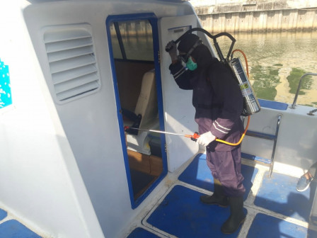 12 Kapal Dinas Pemkab Kepulauan Seribu Disemprot Cairan Disinfektan