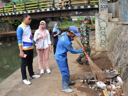 Bantaran Kali Ciliwung di Kwitang Dibersihkan 