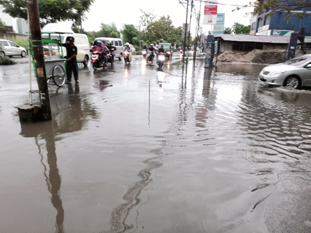 Warga Keluhkan Genangan Air di Jl Karang Tengah