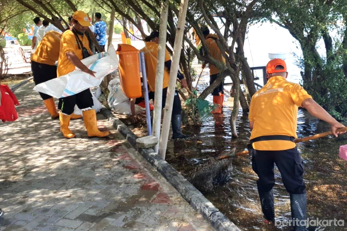 Personel Gabungan Kerja Bakti di Pantai Gusung Klanceng