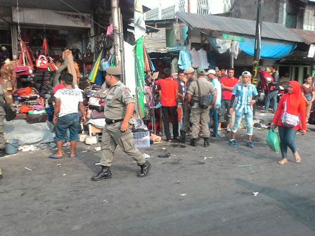 Puluhan Lapak PKL di Tanah Abang Ditertibkan Petugas