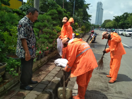  PPSU Kebon Jeruk Dikerahkan Bersihkan Tali Air di Jalan Arjuna Selatan 