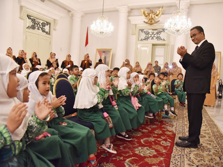  Anies Terima Kunjungan Siswa TK Al Azhar 