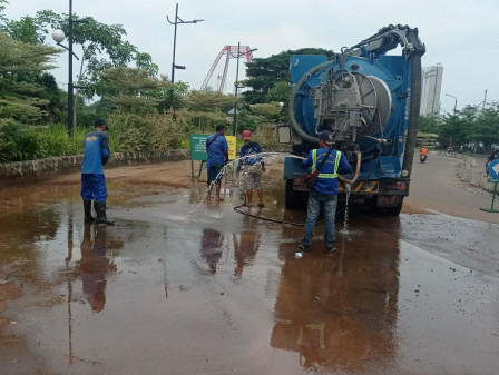 Petugas SDA Bersihkan Lumpur Sisa Genangan Banjir Rob Kawasan Ancol