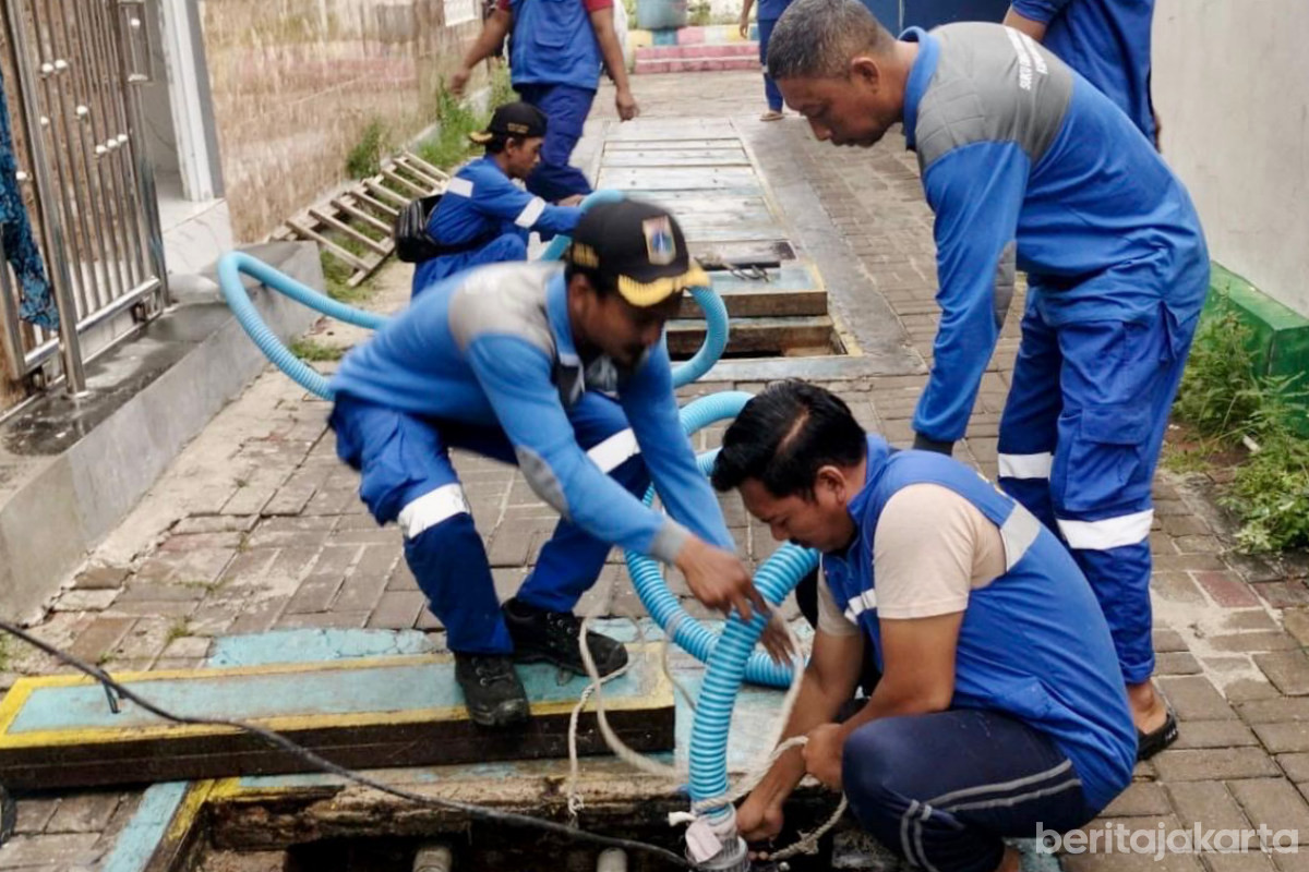 Saluran Limbah di Pulau Pramuka Dikeruk 