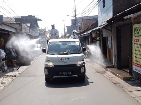 PMI Semprot Disinfektan di Kelurahan Cengkareng Timur