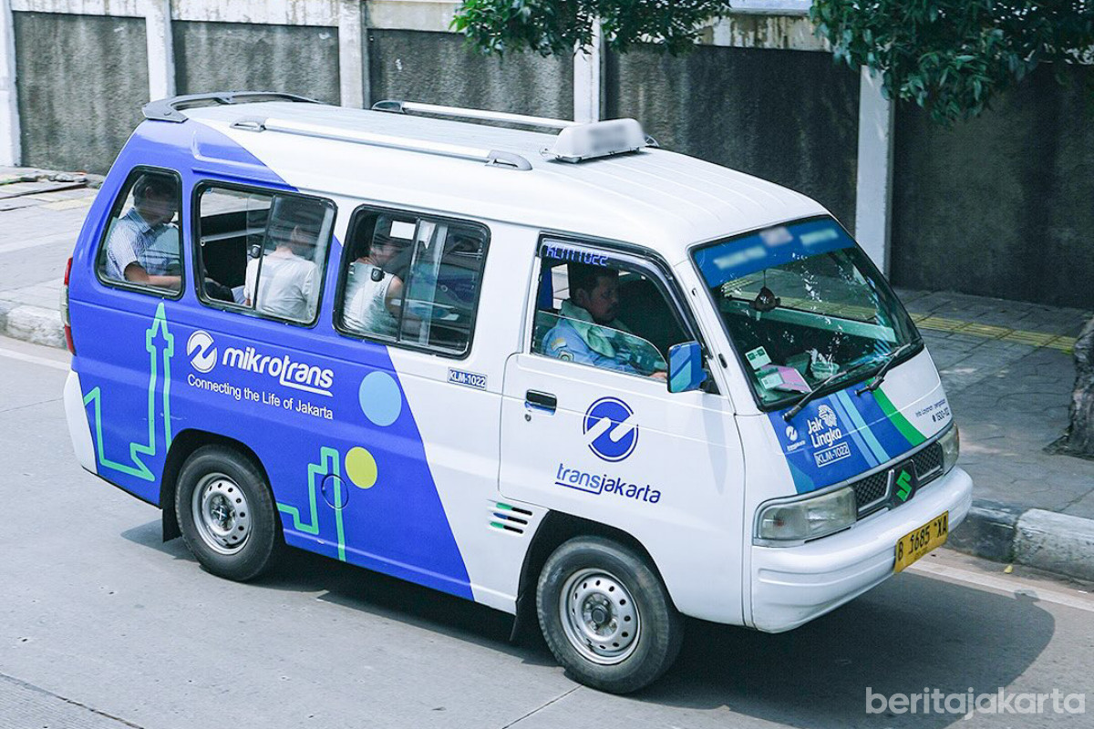 Mikrotrans JakLingko sedang melintas di jalan