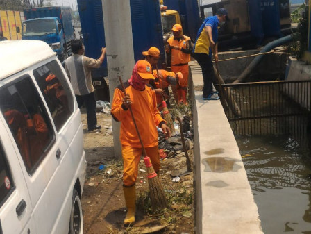 Enam Personil PPSU Bersihkan Sampah di Jalan Raya Kamal