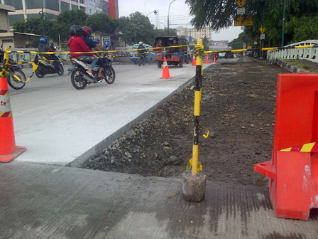 Kerap Tergenan Jembatan Mangga Dua Dibetonisasi