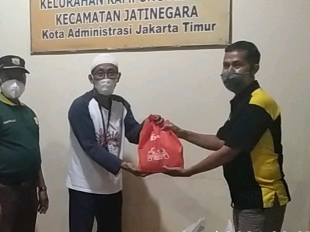 Warga Rusun Jatinegara Barat Senang Dapat Bantuan Paket Sembako Kolaborasi Rekan Indonesia-Baqoel