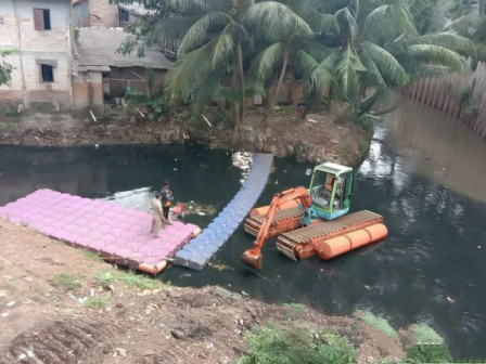 Sudin SDA Jaksel Keruk Aliran kali Mampang Hingga Krukut 