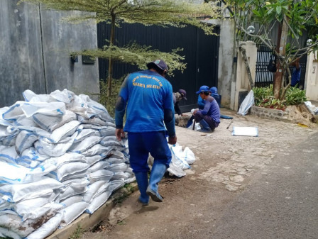 Saluran di Jalan Kemang Dalam IV Dikuras