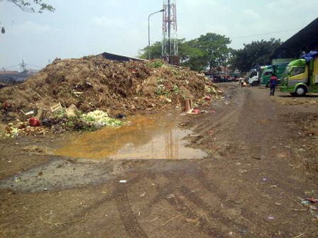 Sampah Menggunung Seminggu, Omset Pedagang Pasar Induk Merosot