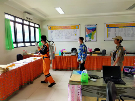 Sarpras Sekolah di Kelurahan Pulau Panggang Disinfektanisasi