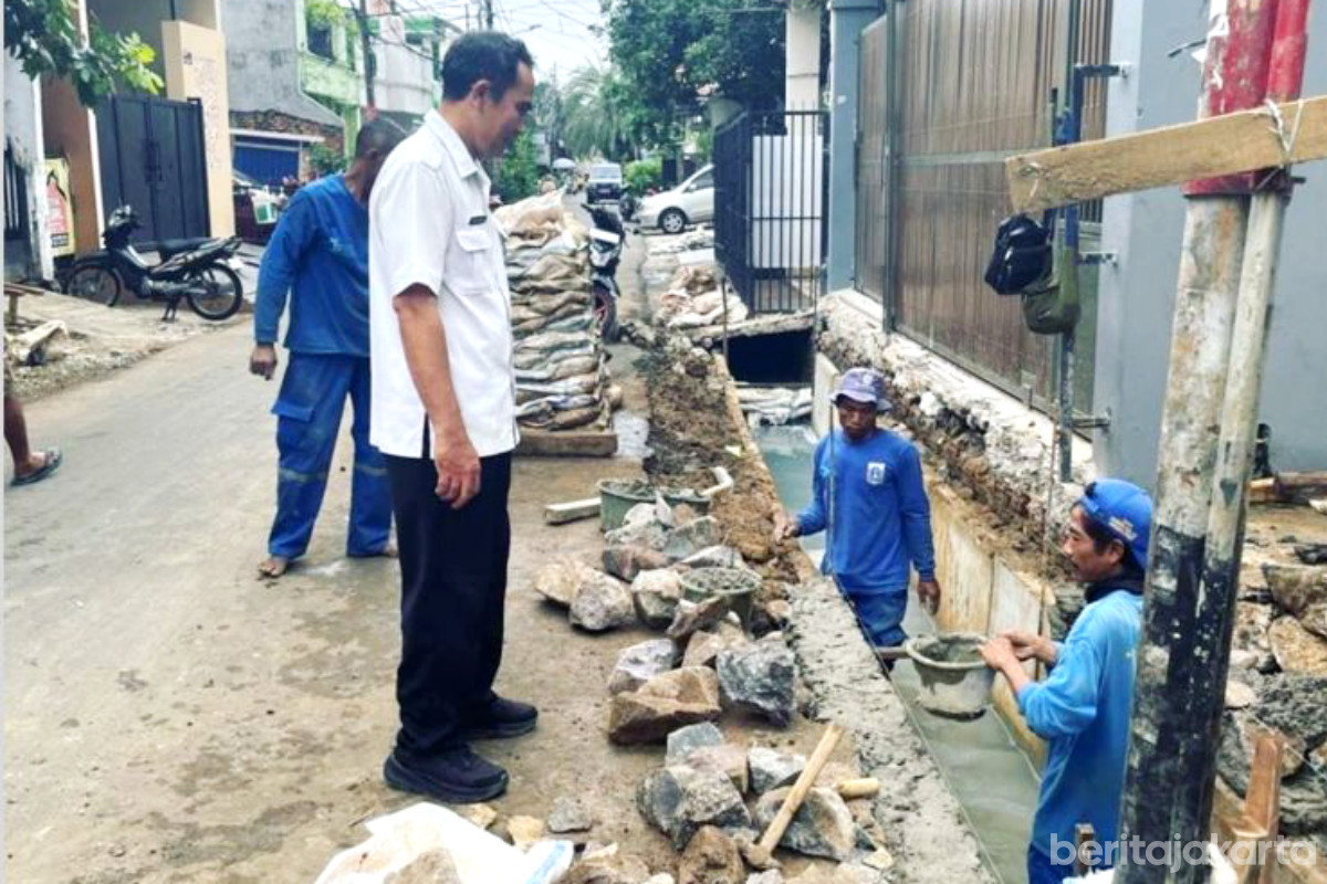 Saluran Air di Jalan Murdai 1 RW 10 CPB Dinormalisasi 