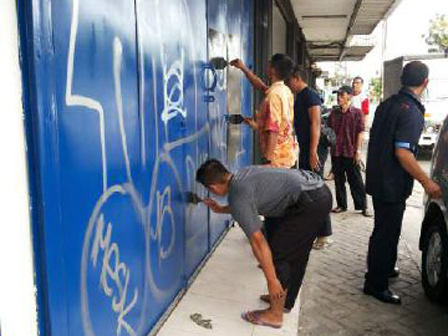 Pegawai Kelurahan Bersihkan Coretan di Jalanan