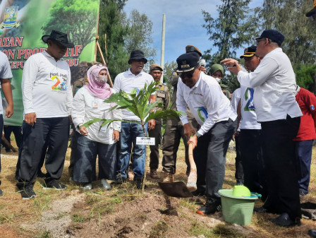  90 Pohon Produktif Ditanam di Pulau Panjang 