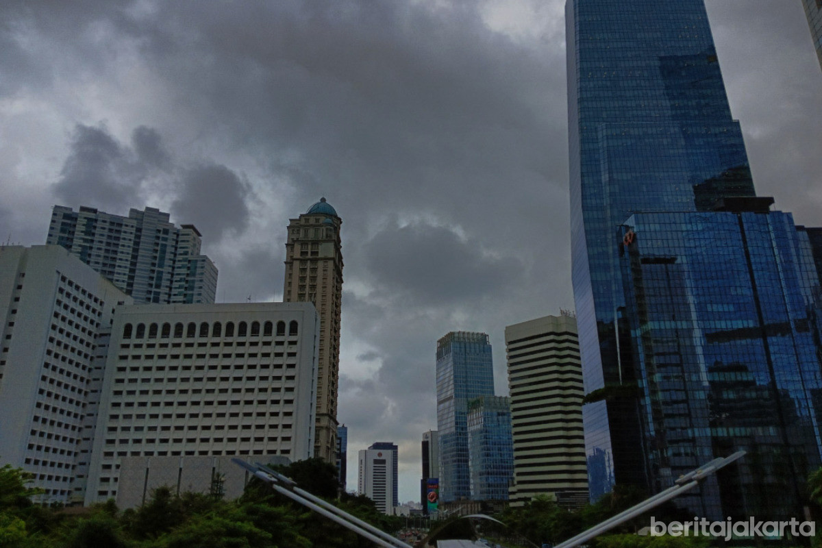  Mendung dan Gerimis Selimuti Jakarta