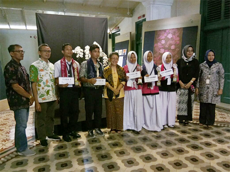 Risqi Karim Juara Lomba Membatik Selendang Cukin Betawi