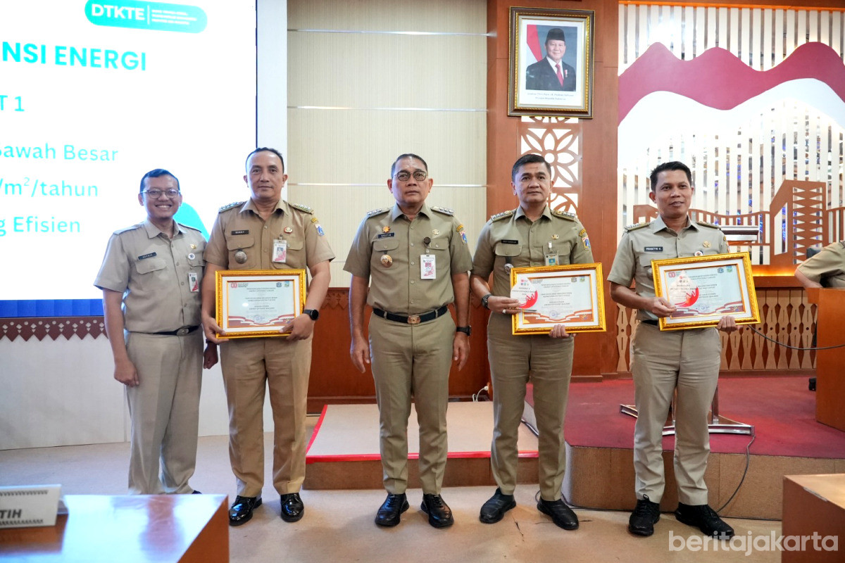 Penghargaan diserahkan langsung Wali Kota Jakarta Pusat, Arifin 