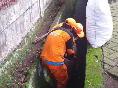 12 PPSU Bersihkan Saluran di Jalan Pesanggarahan Raya