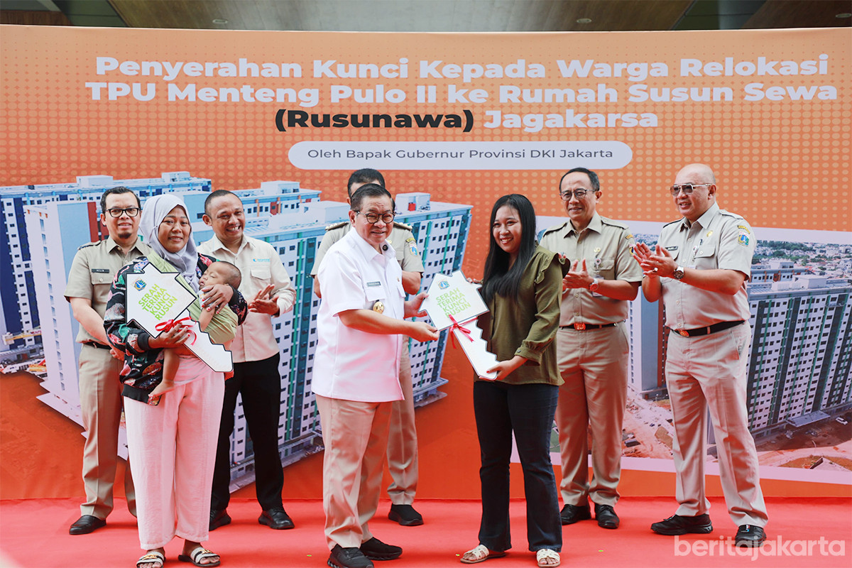 Pramono serahkan kunci Rusun Jagakarsa kepada eks warga TPU Menteng Pulo II