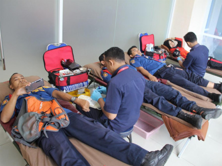  100 Personel Dinas Gulkarmat Donor Darah