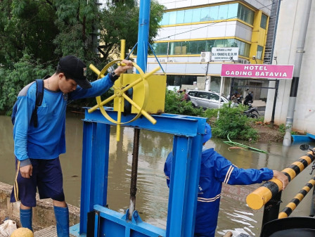 Atasi Bencana Banjir, Pemprov DKI Siagakan Petugas dan Pompa