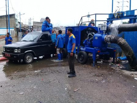 Puluhan Petugas PPSU Kedoya Utara Dikerahkan Tangani Genangan