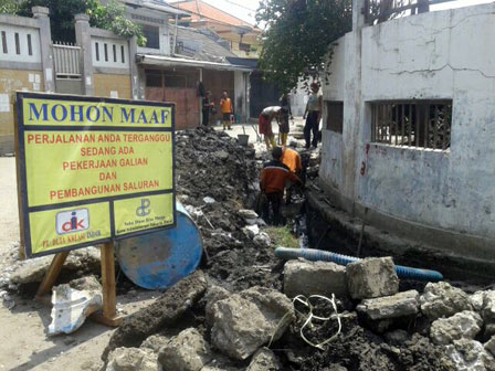 Sudin Bina Marga Jakbar Kerjakan Saluran Air di Jalan Gedong Panjang