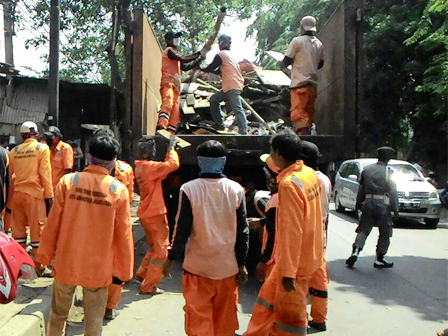 50 PPSU Dikerahkan Bersihkan Puing Sisa Penertiban