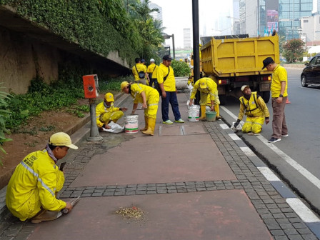  200 Pasukan Kuning Dinas Bina Marga Gelar Gerebek Trotoar 