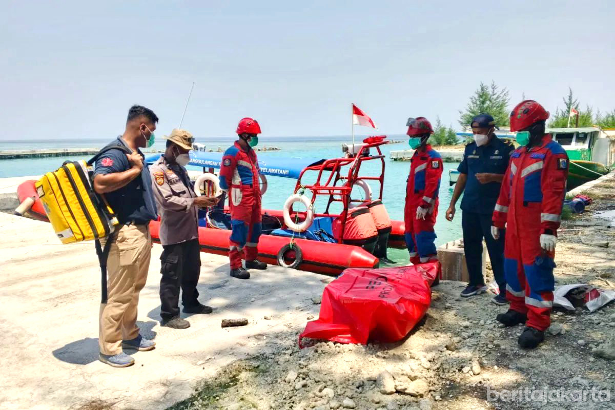 Petugas gabungan menyelesaikan pencarian penumpang KM Usaha Baru di perairan Pulau Bokor