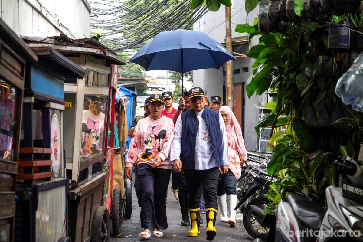 Arifin beserta jajarannya meninjau pemukiman warga yang terdampak tanggul jebol di Bendungan Hilir