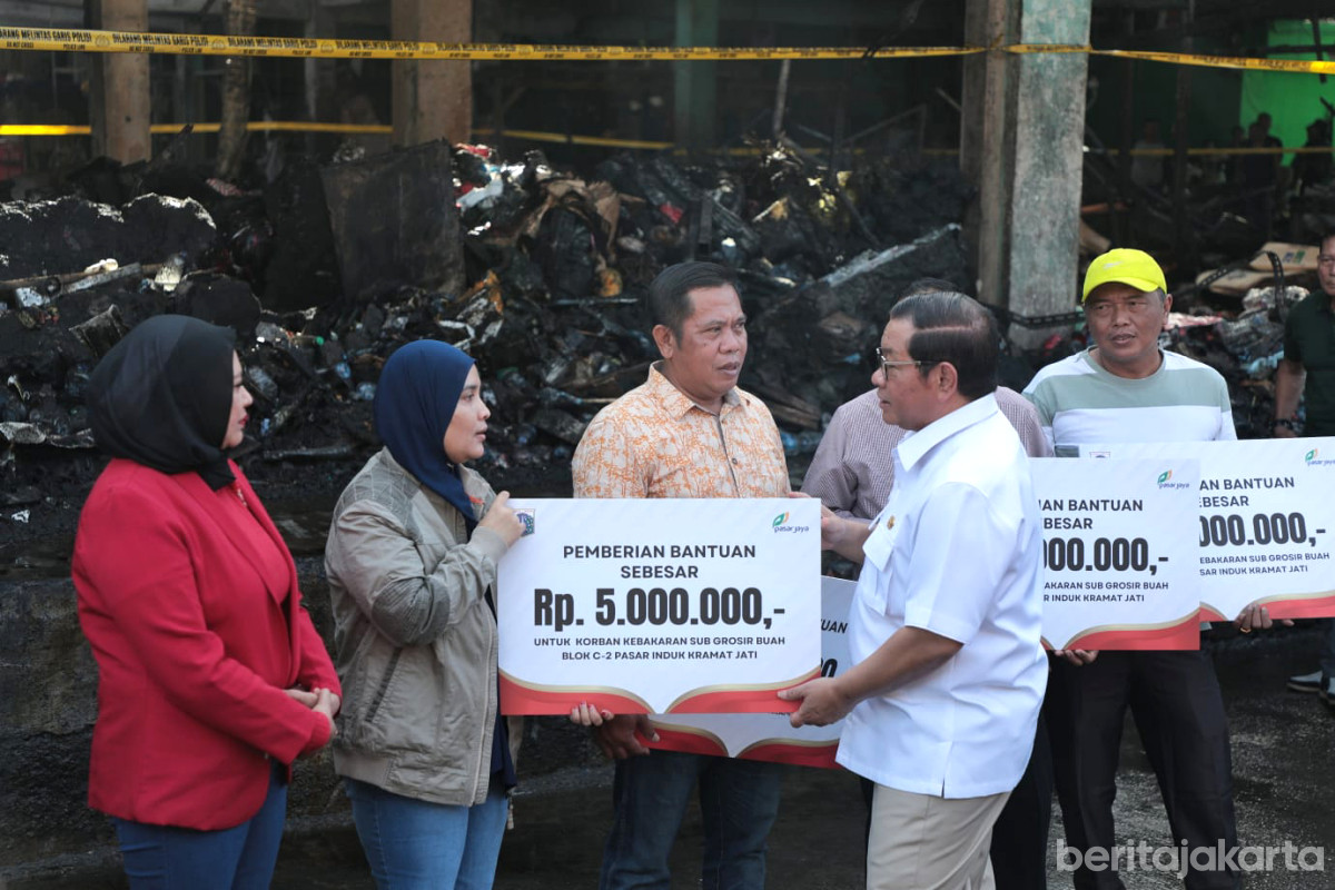 Pramono menyerahkan bantuan kepada pedagang di Pasar Kramat Jati