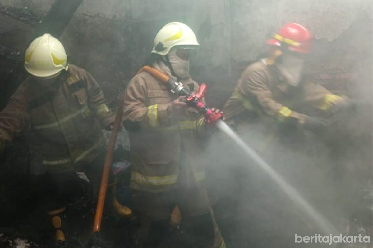  65 Personel Gulkarmat Atasi Kebakaran Kios di Srengseng