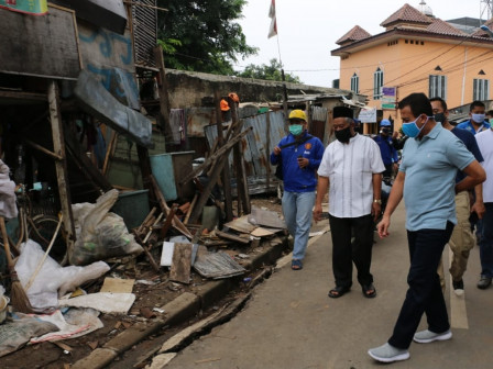 Wali Kota Jaktim Tinjau Jalan Retak di Balekambang
