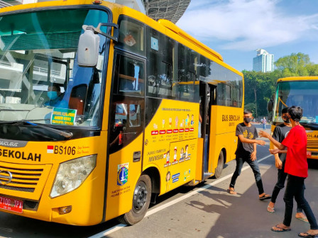 Enam Bus Sekolah Dikerahkan Antar Jemput Warga yang Vaksin di JI Expo Kemayoran 