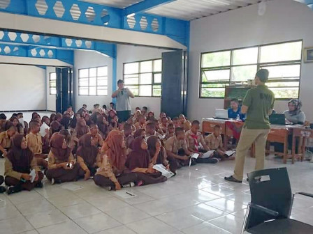 Pelajar dan PPSU Pulau Tidung Lakukan Test Urine