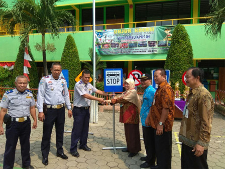 Sudinhub Jaktim Berikan Bantuan Rambu Lalu Lintas ke Dua Sekolah