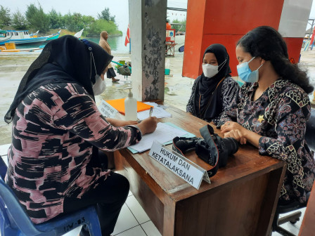 UP PTSP Kepulauan Seribu Gelar Pelayanan Terpadu Keliling di Pulau Sebira