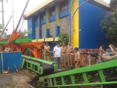  Wali Kota Jaktim Cek Rumah Pompa Pulomas 