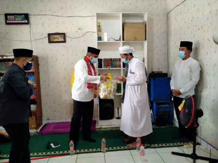 Wali Kota Jaktim Berikan Bantuan Sosial ke Ponpes Tahfidh Al Quran Darul Ikhlas