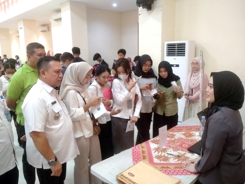 Ratusan Pencari Kerja Banjiri GOR Matraman