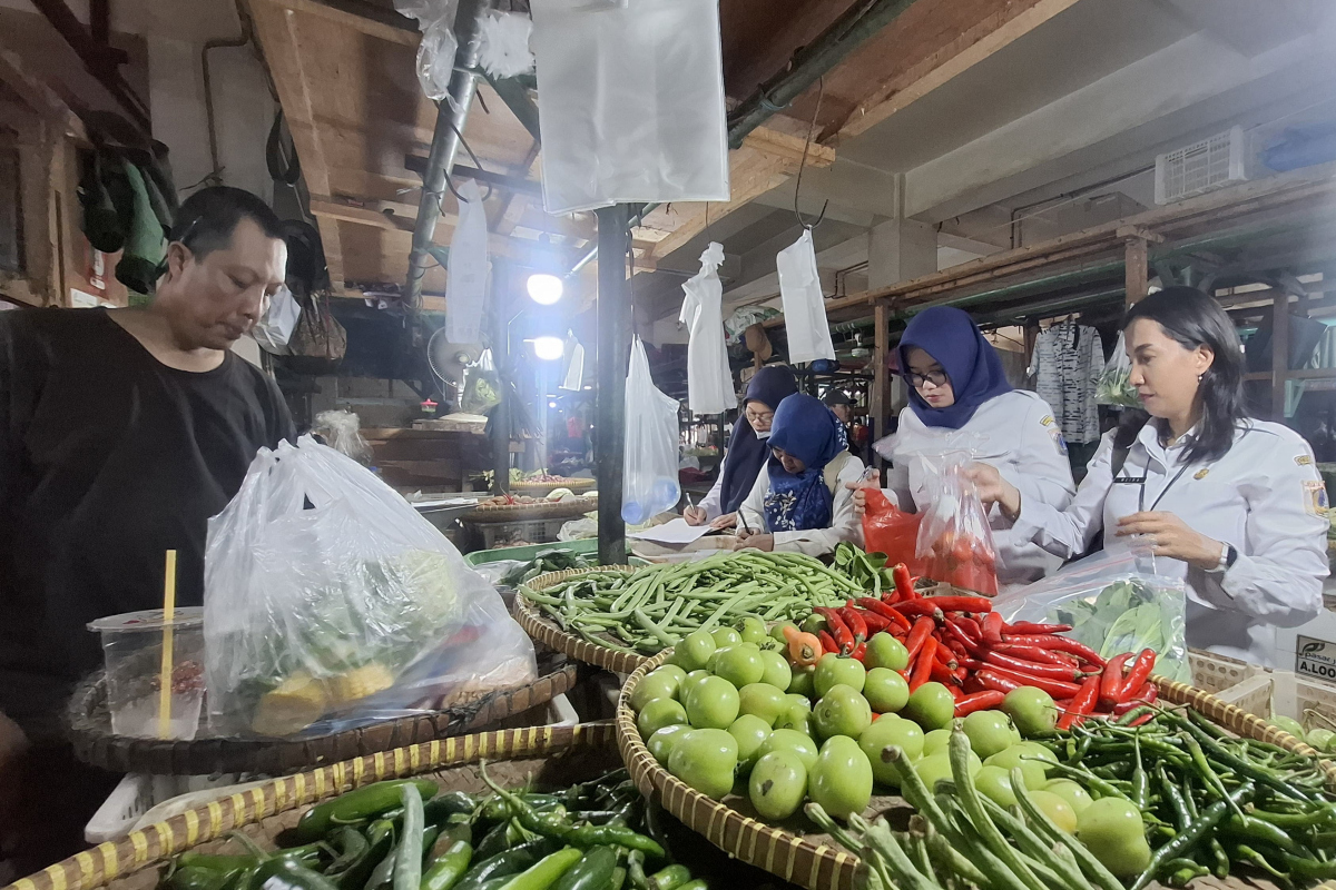 Petugas KPKP Jakarta Timur melakukan pengambilan sampel dari lima pasar tradisional